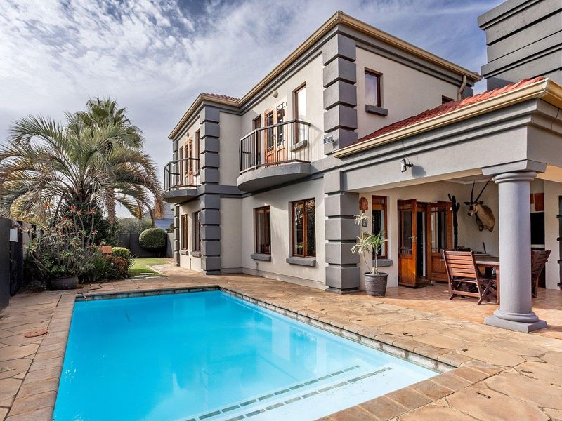 5-Bedroom Home in Sought-After Security Estate - Photo 4