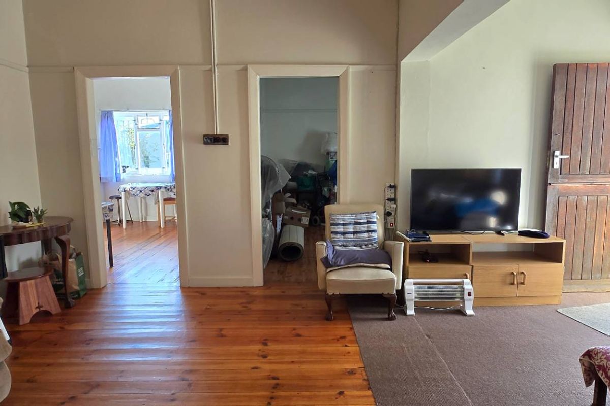 Charming Character Home with Bachelor Flat in the Heart of Gansbaai - Photo 4