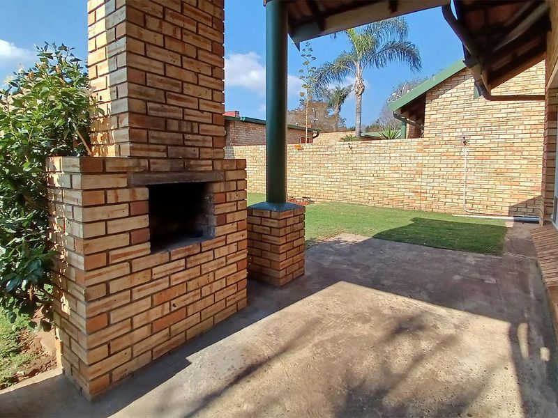 Charming 3-Bedroom Townhouse in Glen Erasmia – Move-In Ready! - Photo 2