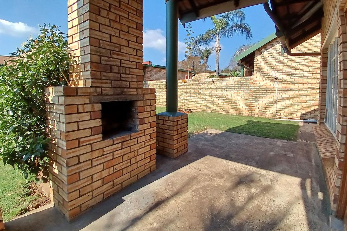 Charming 3-Bedroom Townhouse in Glen Erasmia – Move-In Ready! - Photo 2