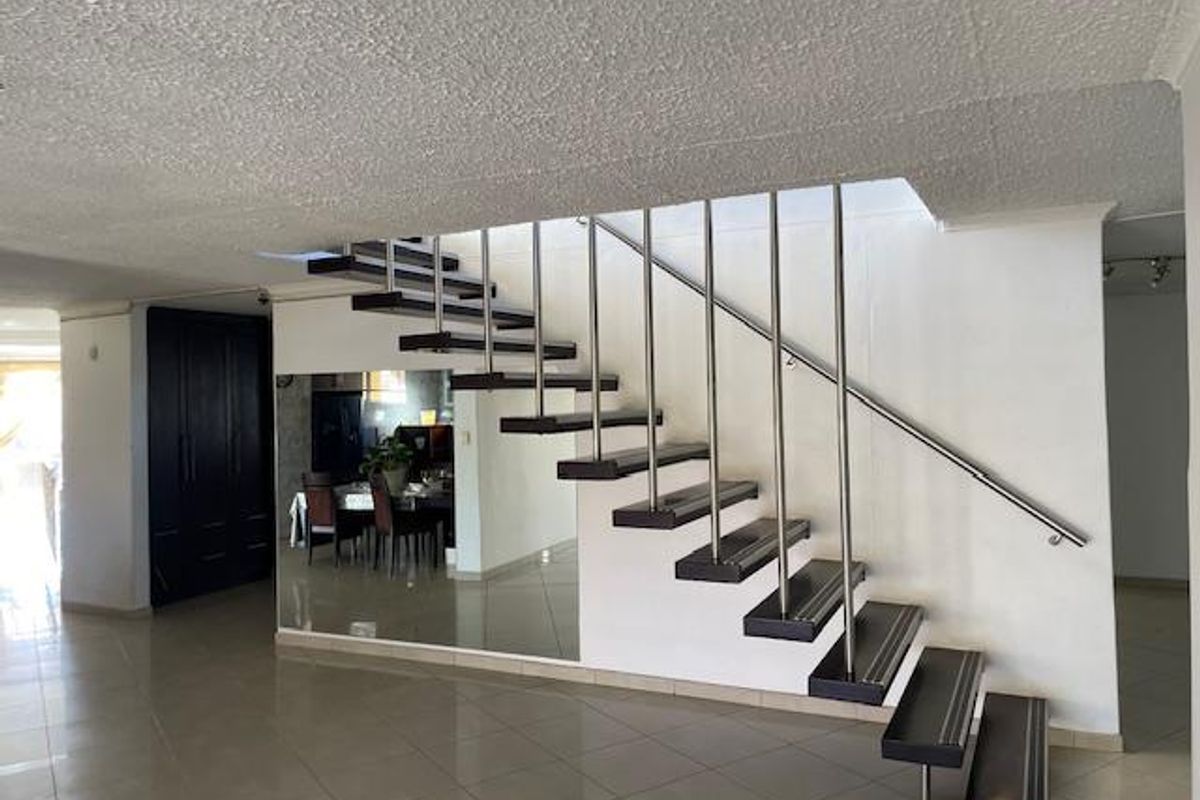 Luxurious 8-Bed Mansion: Your Dream B&B Awaits - Photo 5