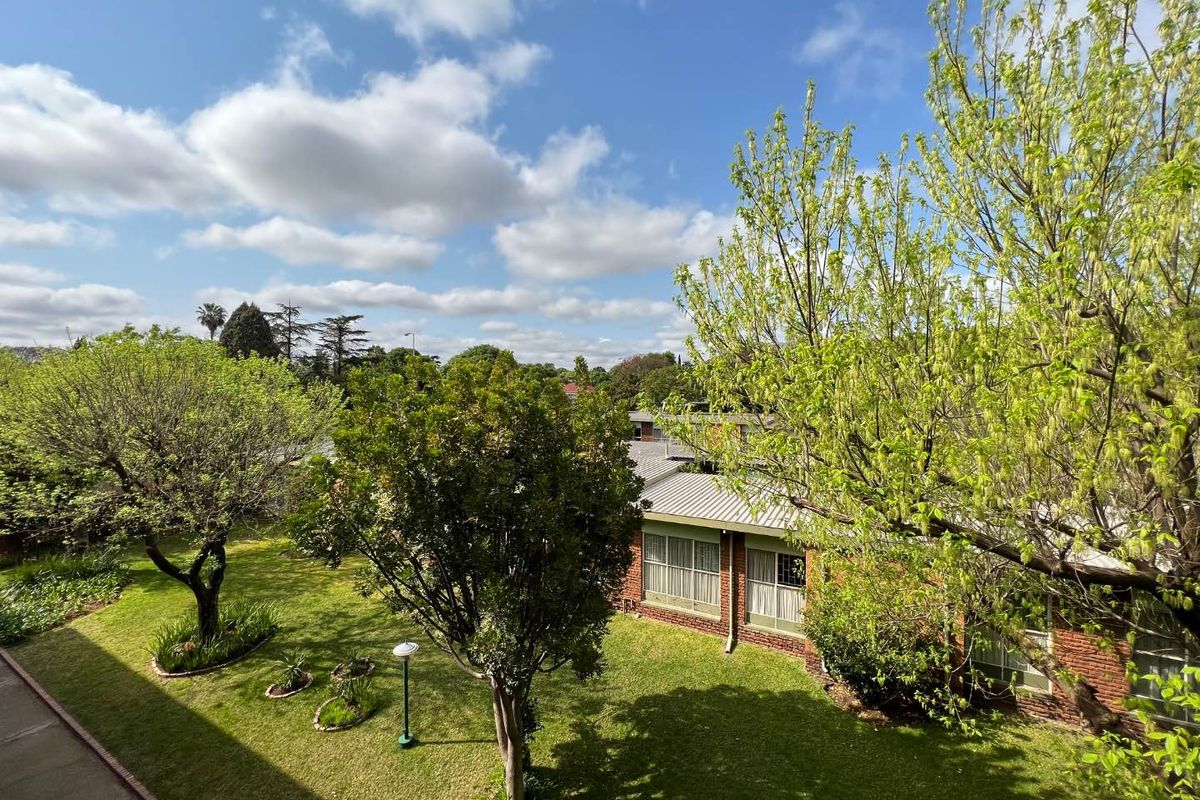 Spacious 2-Bedroom Second-Floor Apartment in a Secure and Well-Maintained Complex - Photo 2