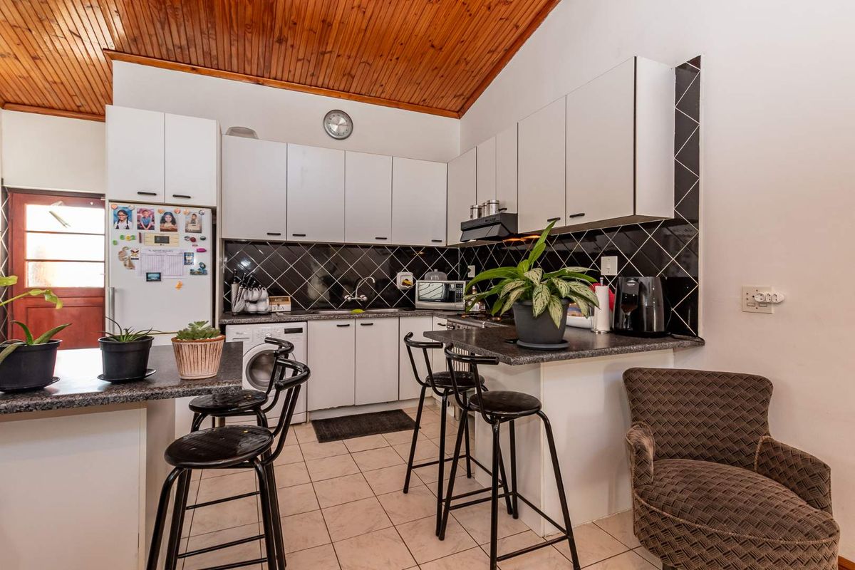 A Stunning Home Awaits... - Photo 2