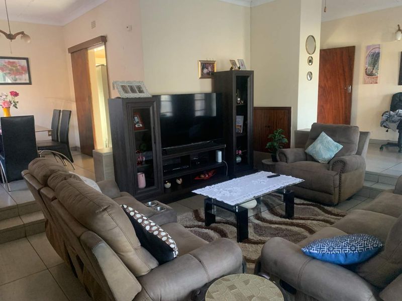 Charming 3-Bedroom House for Sale in Towerby, Johannesburg South - Photo 5