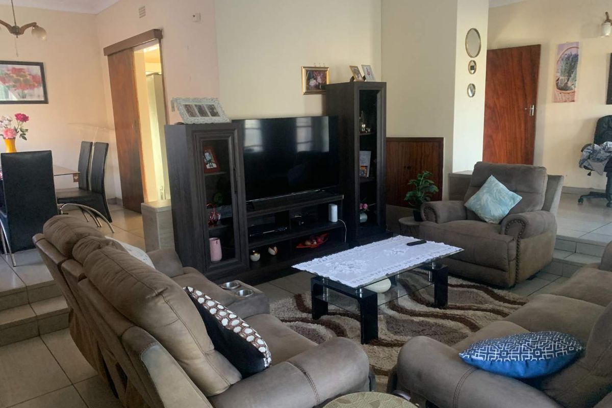 Charming 3-Bedroom House for Sale in Towerby, Johannesburg South - Photo 5