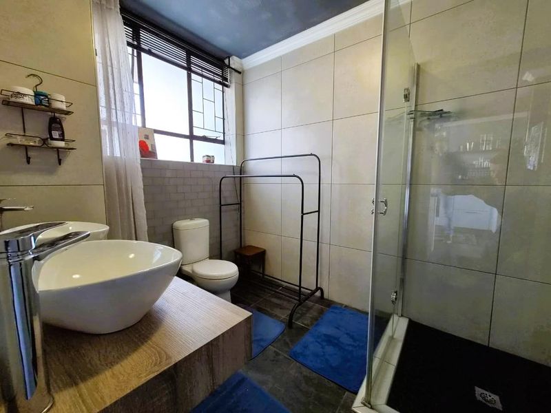 Bright, Modern & Perfectly Positioned - Photo 6