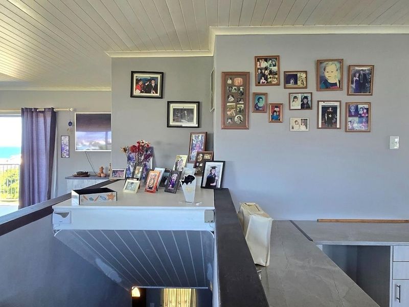 Spacious 5-Bedroom Family Home with Dual Living Options and Breath-taking Views – Klipfontein Estate, Kleinbaai - Photo 8