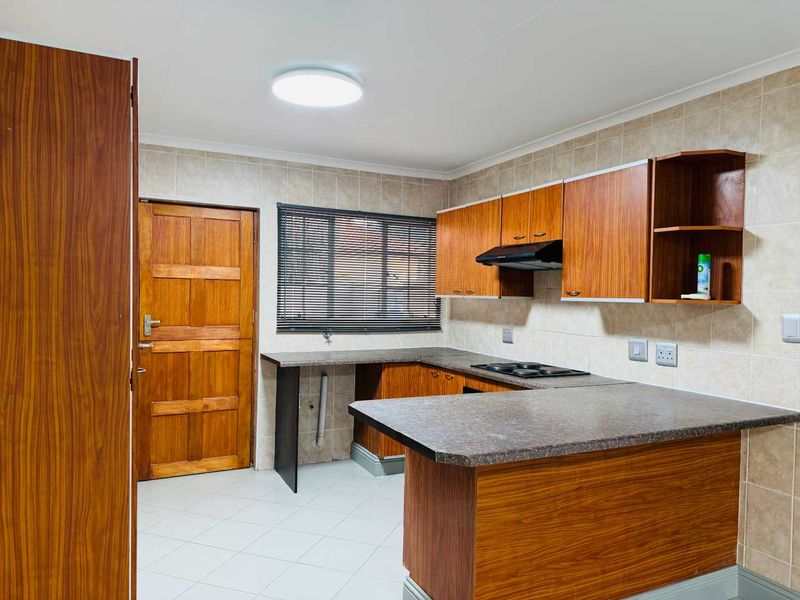 Move-In Ready 3 Bedroom, 2 Bath Renovated Home in Secure North Riding Complex - Photo 5