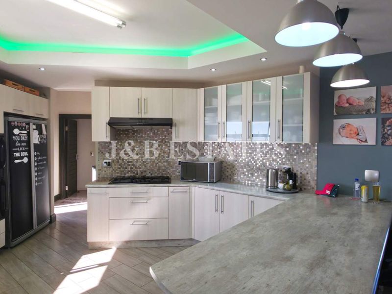 Stylish 5-Bedroom House - Photo 6