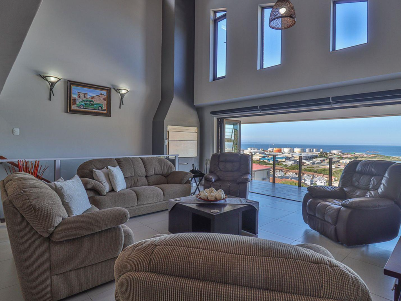 Elevated Elegance - 4 Bedroom Home with Panoramic Sea Views - Photo 4