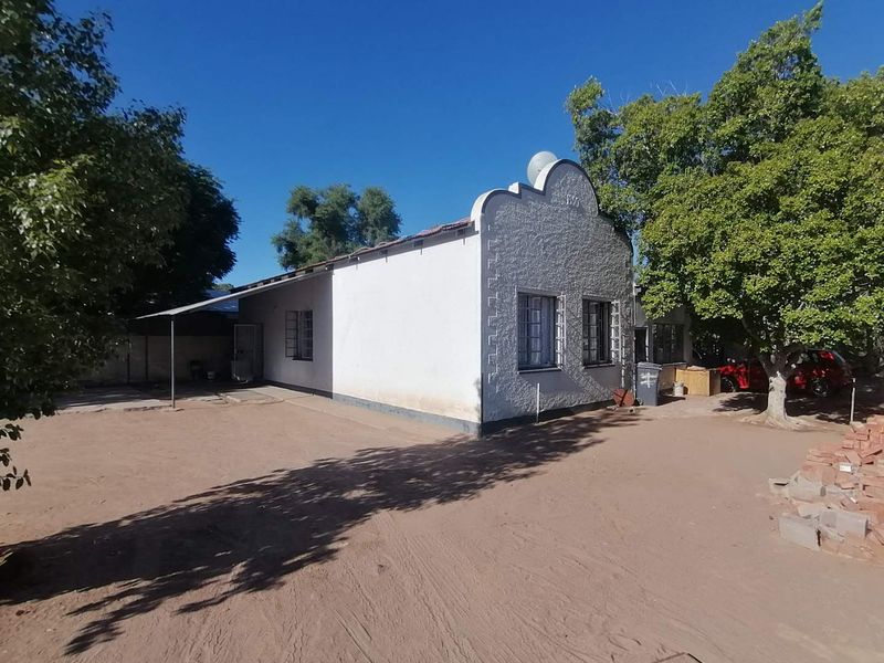 PERFECTLY LOCATED BUTCHERY WITH FLATLETS FOR SALE IN MARIENTAL – NAMIBA - Photo 4