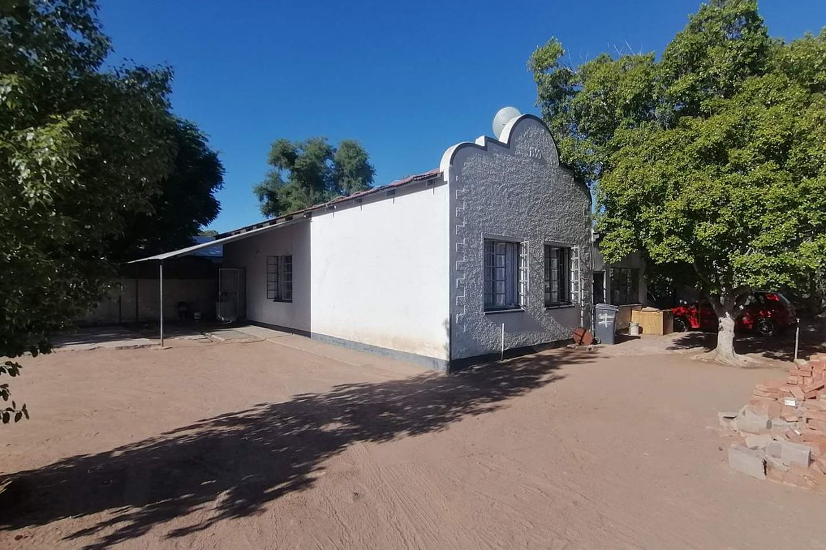 PERFECTLY LOCATED BUTCHERY WITH FLATLETS FOR SALE IN MARIENTAL – NAMIBA - Photo 4