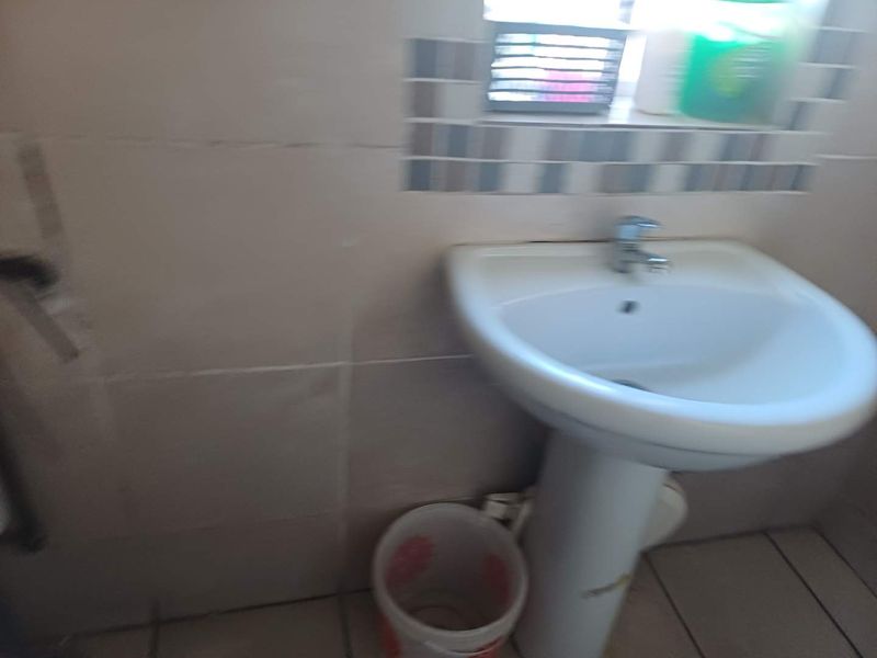 Spacious flat in Established Block - Photo 9