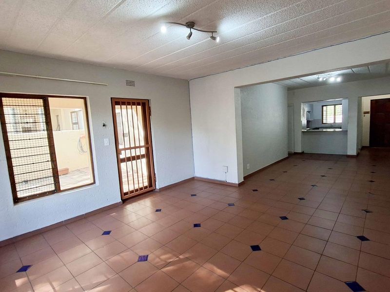 Spacious 3 bedroom, 2 bathroom, ground floor apartment available for sale in Bryanston - Photo 6