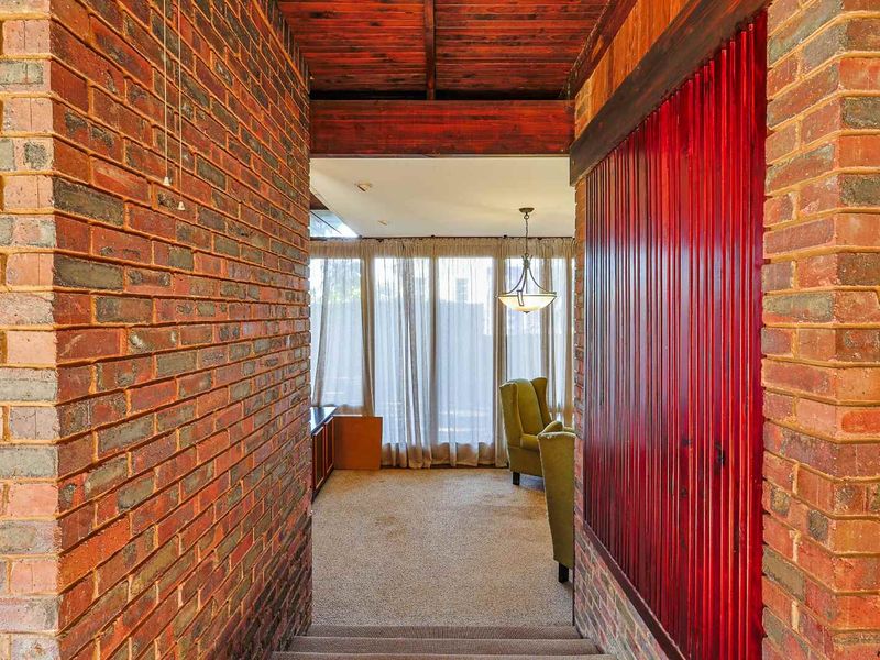 Spacious 3-Bedroom Family Home with Pool - Photo 7