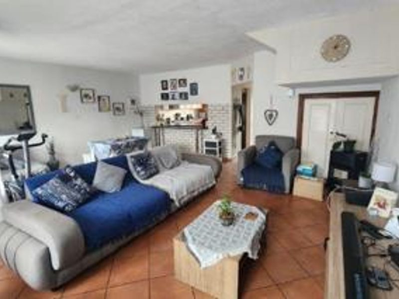 Exquisite Pet-Friendly Duplex Unit with 3 Bedrooms for Sale in Bracken - Photo 5