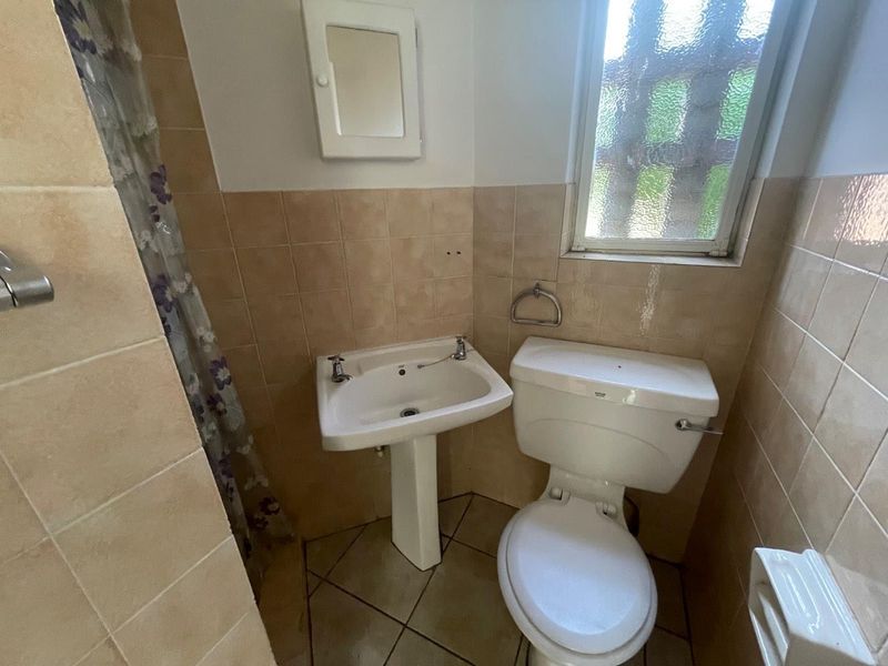 UNFURNISHED TWO BEDROOMS - Photo 10