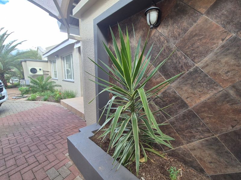Neat as a pin, sturdy home with space for a large family - Photo 7