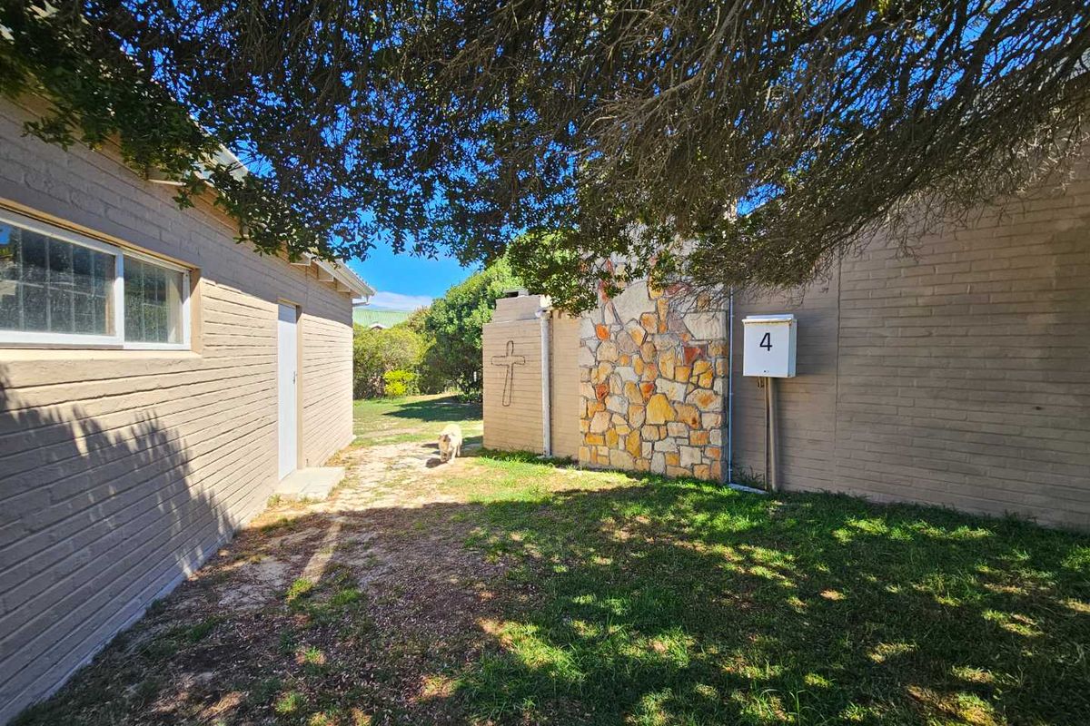 Space, privacy, and abundant birdlife on an extra-large stand - Photo 2