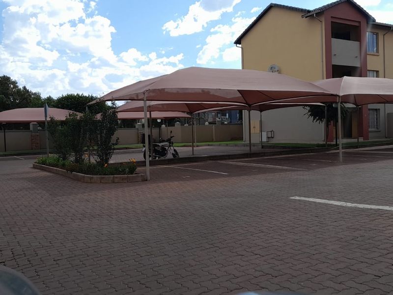Stunning 2 bedroom unit in secure complex - Photo 4