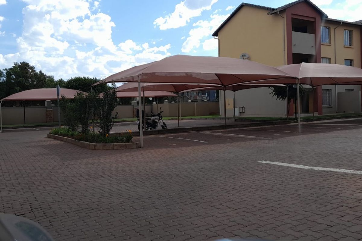 Stunning 2 bedroom unit in secure complex - Photo 4