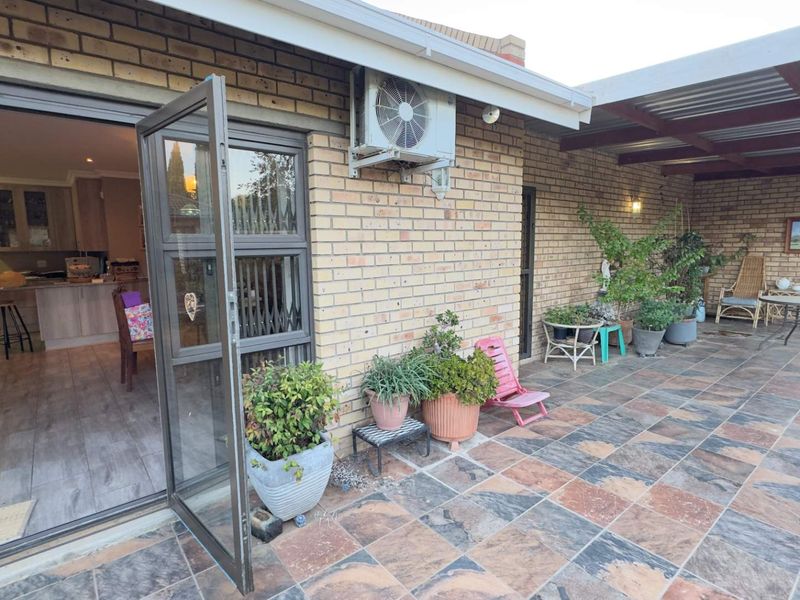 Ultra‐Modern, Upmarket Free‐Standing Town-House - Photo 3