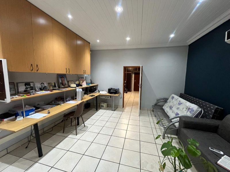 Spacious 5 Bedroom Family Home in Keidebees – Entertainer’s Dream - Photo 8