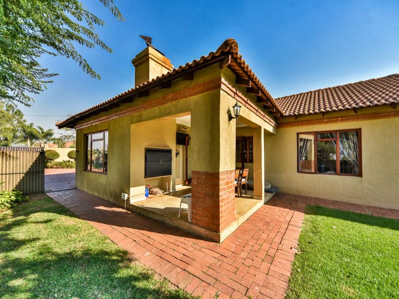 Single-level three bedroom duet in quiet crescent - Moreleta Park - Photo 3