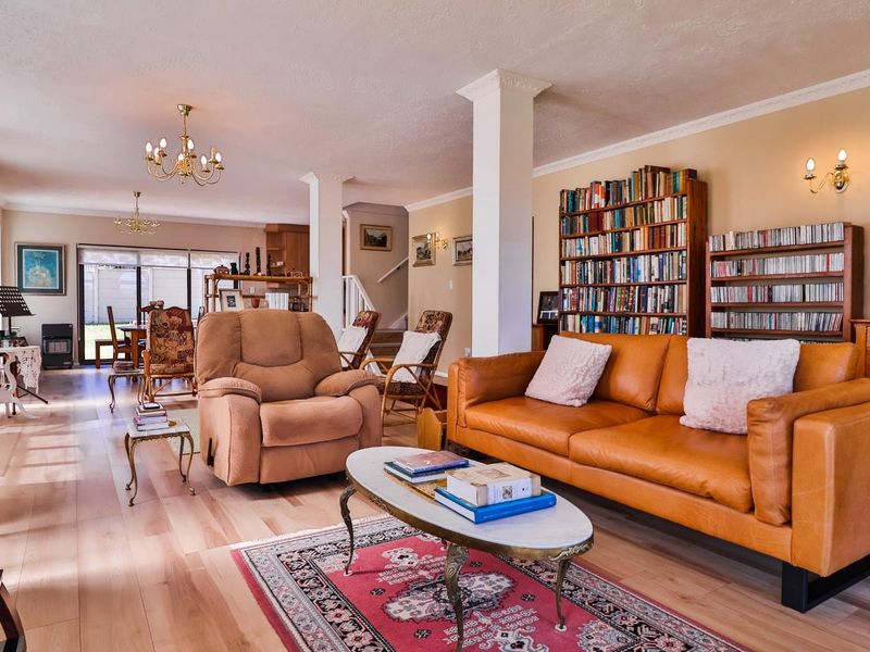 Four bedroom home in De Kelders - Sea views - Photo 7