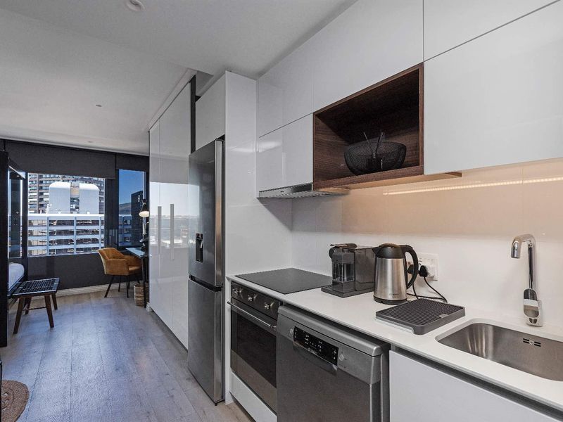 Airbnb money maker, high above the City lights of Cape Town! - Photo 5