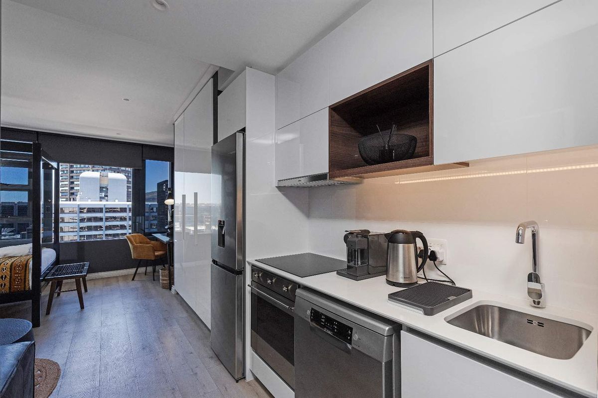 Airbnb money maker, high above the City lights of Cape Town! - Photo 5