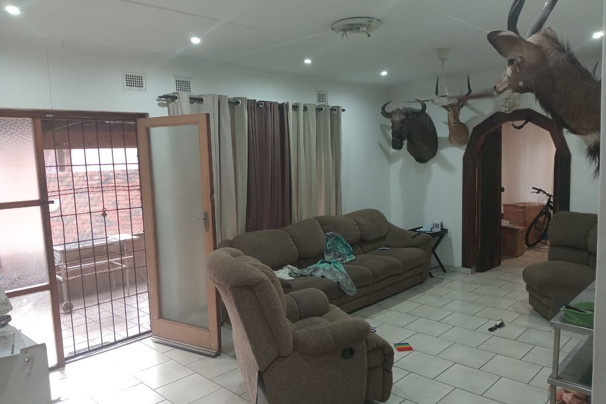 Family Home in Arboretum: Spacious Living, Lush Garden - Photo 2