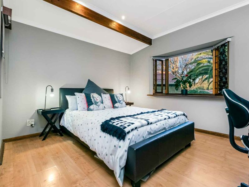 IMMACULATELY PRESENTED HOME IN THE HEART OF LONEHILL, BOASTING A LONG LIST OF EXTRAS - Photo 10