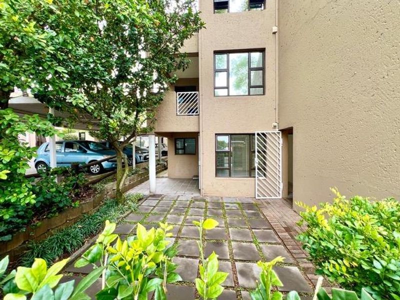 RENOVATED GROUND FLOOR APARTMENT IN A POPULAR COMPLEX IN PARKTOWN NORTH - Photo 1