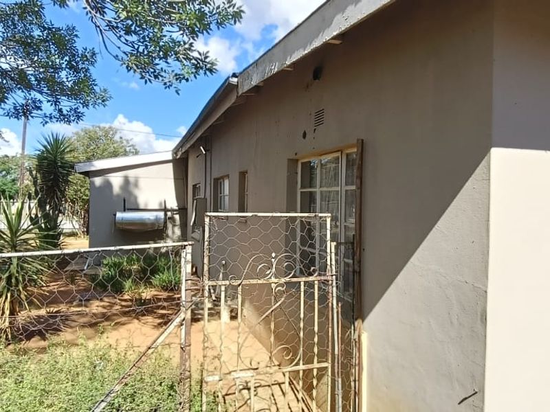 THIS HOUSE IS VERY COMFORTABLE INSIDE.  NICE WOODEN FLOORS. LARGE YARD. PRICE  AFFORDABLE. - Photo 5