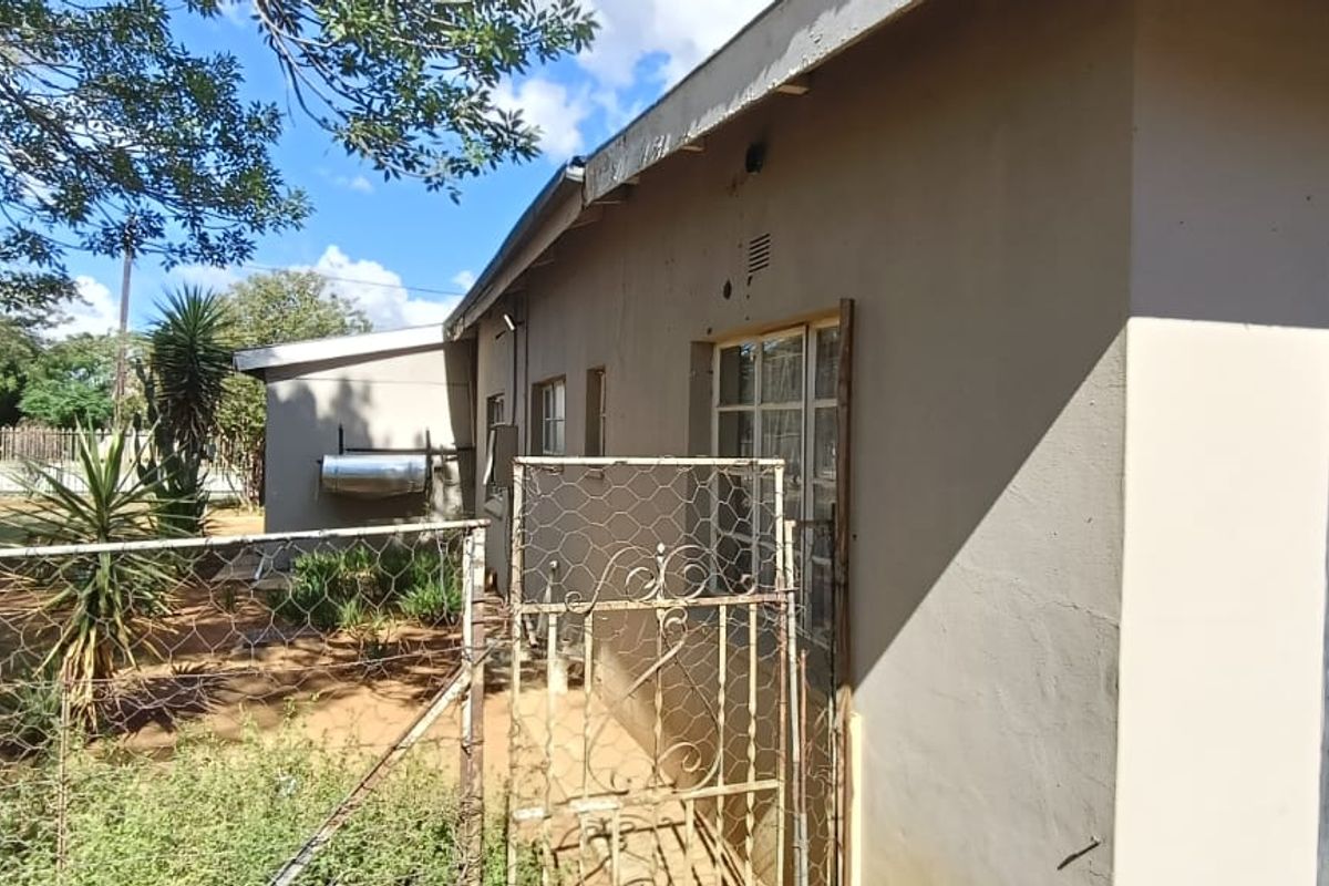 THIS HOUSE IS VERY COMFORTABLE INSIDE.  NICE WOODEN FLOORS. LARGE YARD. PRICE  AFFORDABLE. - Photo 5