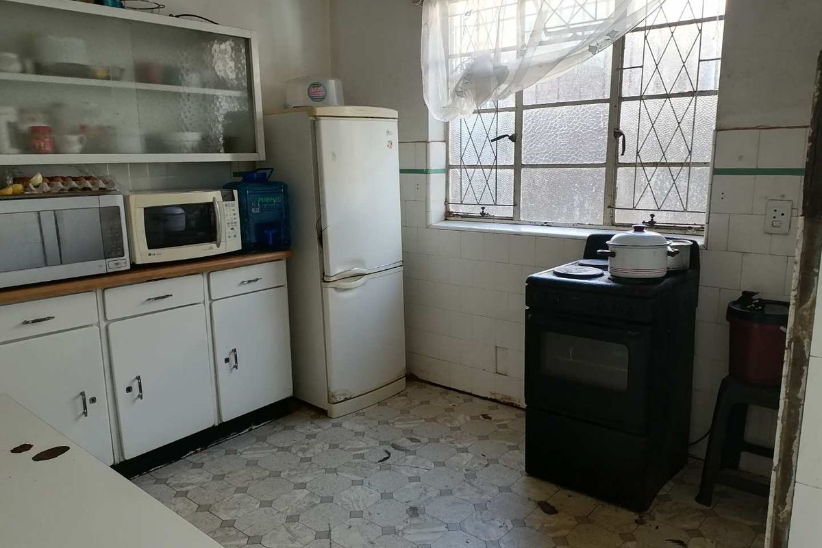 3 bedroom Semi detached house in Bezuidenhout Valley - Photo 2