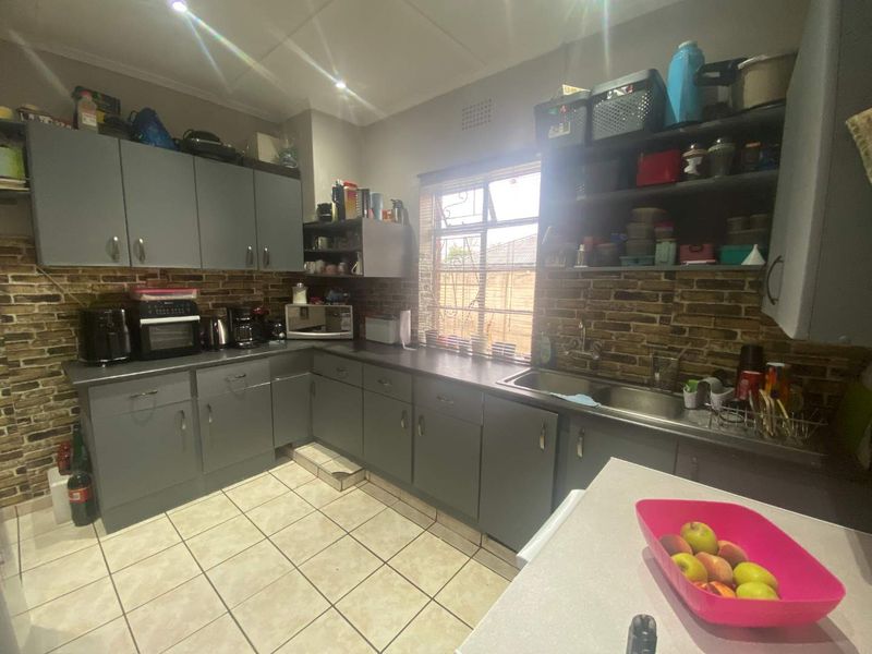 Charming 3 Bedroom home with splash pool for sale - Photo 6