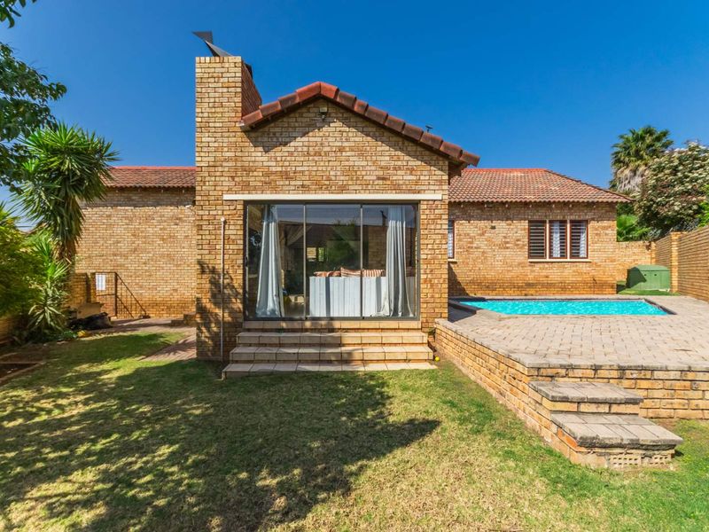 Perfect for families - modern Home with pool and garden - Photo 5