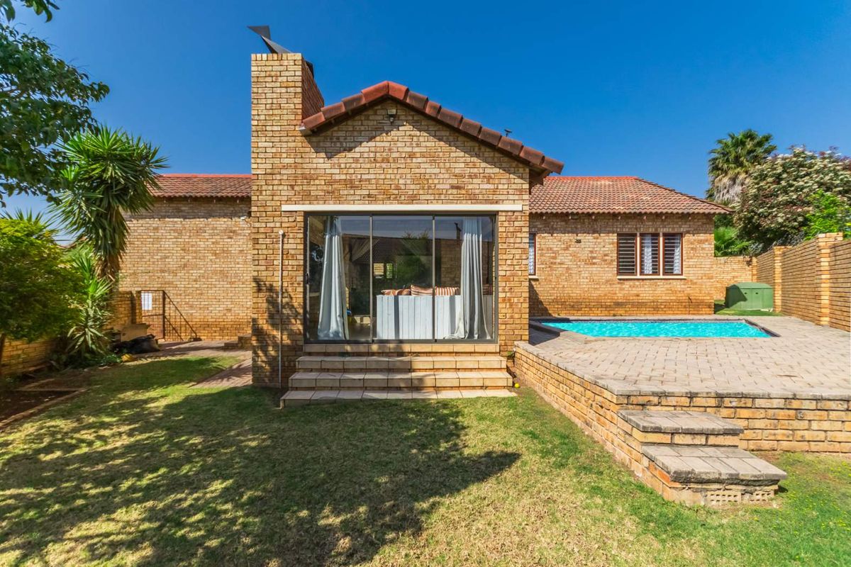 Perfect for families - modern Home with pool and garden - Photo 5