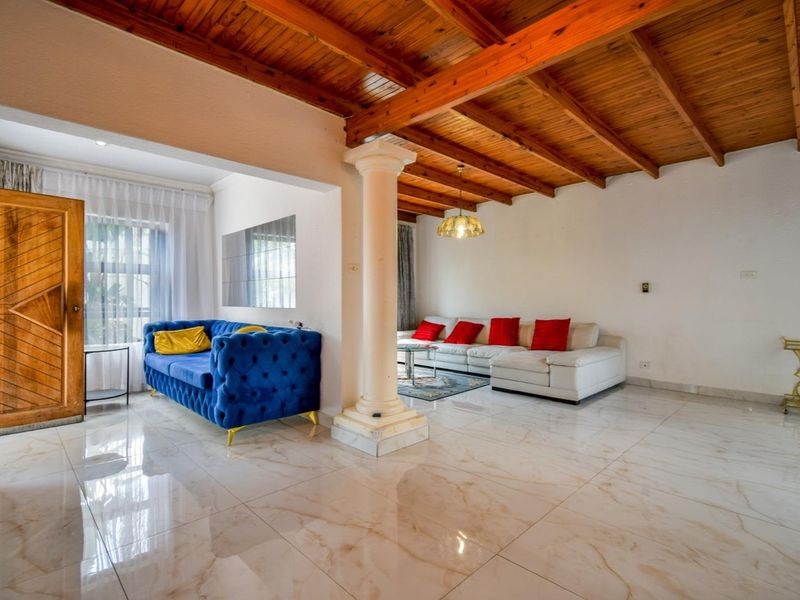 Four bedroom family home in Waterkloof Ridge Estate - Photo 6