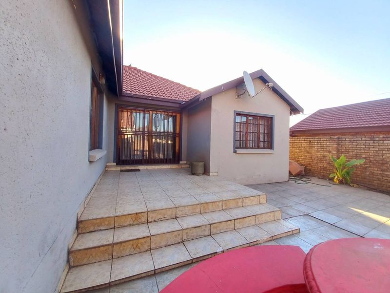Three bedrooms house for sale in Atteridgeville - Photo 3