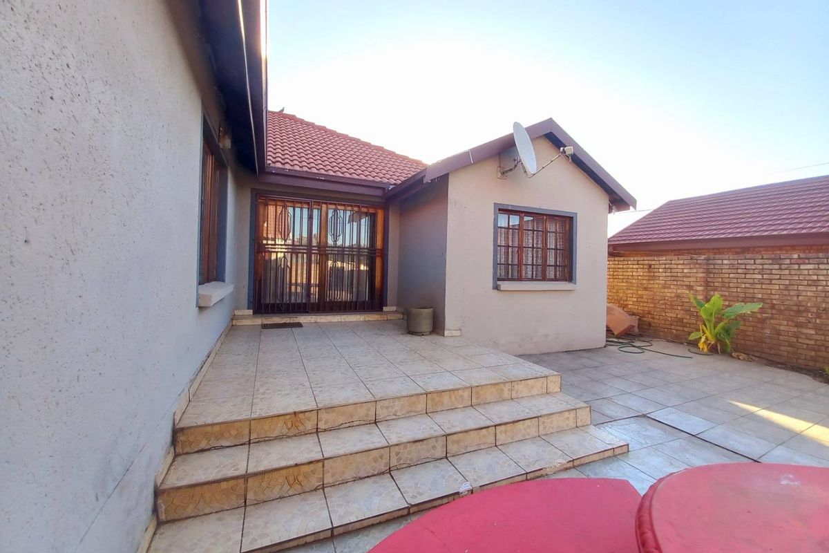 Three bedrooms house for sale in Atteridgeville - Photo 3