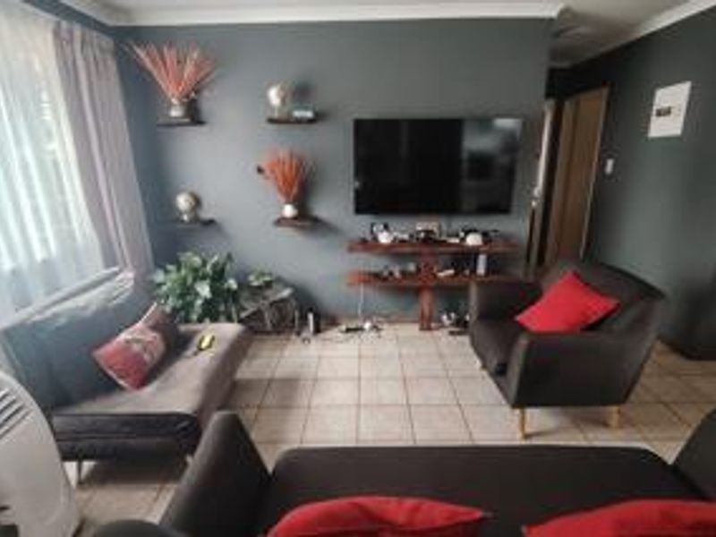 2 bedroom ground floor simplex with private garden+garage+wendy for extra store facility - Photo 4