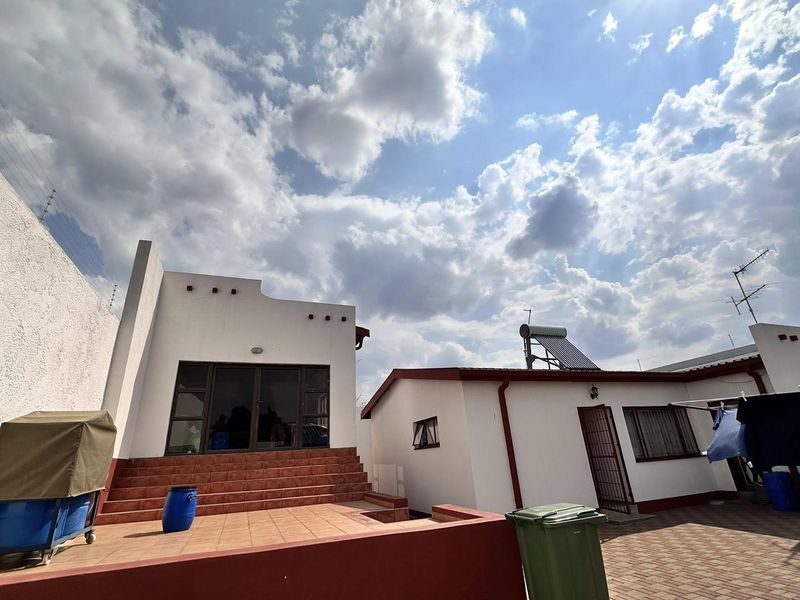 Beautiful,Neat and Spacious House - Photo 2