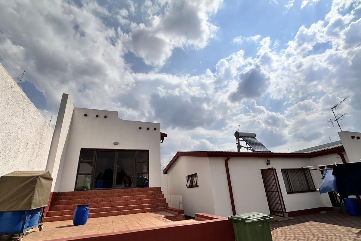 Beautiful,Neat and Spacious House - Photo 2