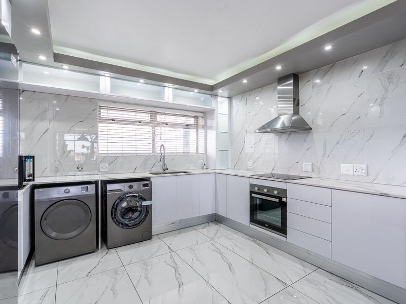 3 Bedroom Duplex Penthouse in the Iconic Knightsbridge, Century City - Photo 8