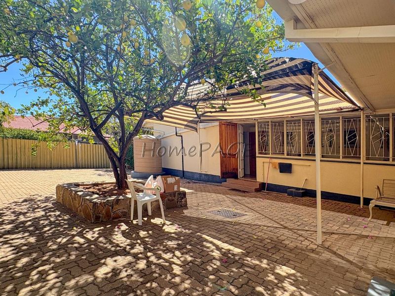 Otjiwarongo:  Home with 5 Bedrooms is for sale - Photo 7