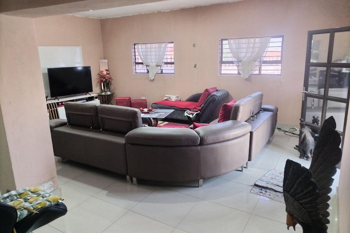 This House has endless opportunities, Best for a big family or investment purposes - Photo 3