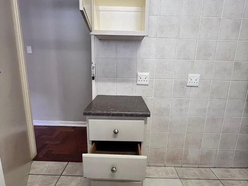 A BEAUTIFULLY FURNISHED TWO BEDROOM PET FRIENDLY APARTMENT - Photo 9